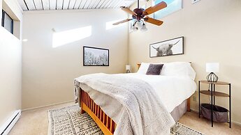 Modern Cabin for 6, Near Slopes + Canyon Lodge!