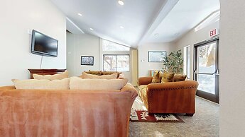 Modern Cabin for 6, Near Slopes + Canyon Lodge!