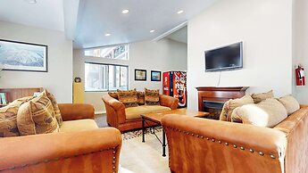 Modern Cabin for 6, Near Slopes + Canyon Lodge!