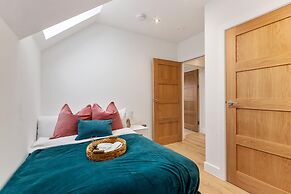 Deluxe 2-BR Saarb Apartment Leatherhead