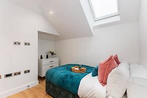 Deluxe 2-BR Saarb Apartment Leatherhead