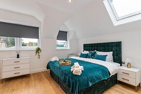 Deluxe 2-BR Saarb Apartment Leatherhead