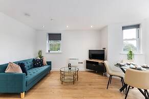 Deluxe 2-BR Saarb Apartment Leatherhead