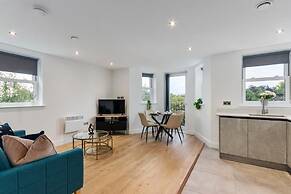 Deluxe 2-BR Saarb Apartment Leatherhead