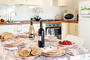 Sunny Haven Villa In Torre Lapillo