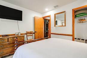 1 Mi to Wintergreen Resort: Mtn-view Condo!