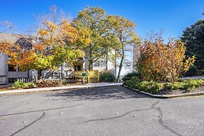 1 Mi to Wintergreen Resort: Mtn-view Condo!