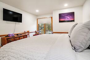 1 Mi to Wintergreen Resort: Mtn-view Condo!