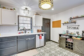 Grills, Fire Pit & Yard: Central Granbury Home!