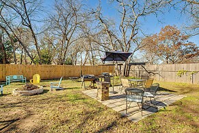 Grills, Fire Pit & Yard: Central Granbury Home!