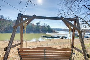 Cozy Table Rock Lake 'boathouse' w/ Pool Access