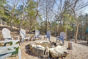 Cozy Table Rock Lake 'boathouse' w/ Pool Access
