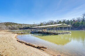 Cozy Table Rock Lake 'boathouse' w/ Pool Access