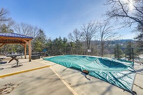 Cozy Table Rock Lake 'boathouse' w/ Pool Access