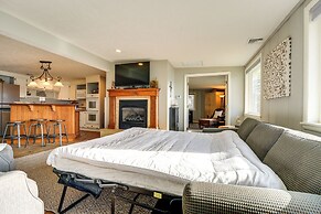 Cozy Table Rock Lake 'boathouse' w/ Pool Access