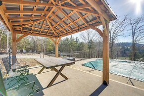 Cozy Table Rock Lake 'boathouse' w/ Pool Access