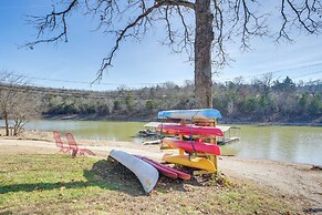 Cozy Table Rock Lake 'boathouse' w/ Pool Access