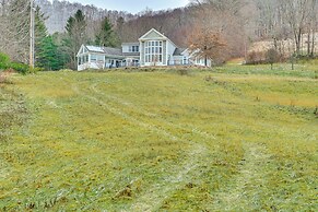 Mountain Views & Fire Pit: Sandgate Getaway