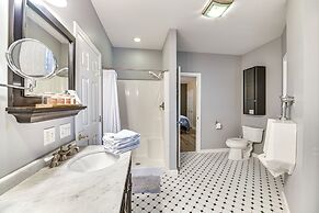 Mountain Views & Fire Pit: Sandgate Getaway