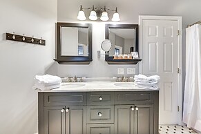 Mountain Views & Fire Pit: Sandgate Getaway