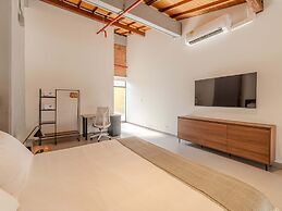 W Contemporary Loft w AC in Trendy Laureles