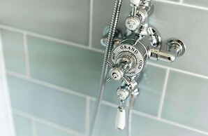 Ormesby Manor - 8 Beds - Sleeps 16 - Hot Tub