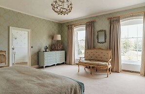 Ormesby Manor - 8 Beds - Sleeps 16 - Hot Tub