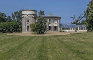 Ormesby Manor - 8 Beds - Sleeps 16 - Hot Tub