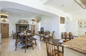 Ormesby Manor - 8 Beds - Sleeps 16 - Hot Tub