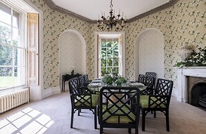 Ormesby Manor - 8 Beds - Sleeps 16 - Hot Tub