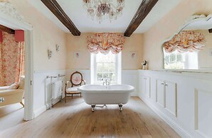 Ormesby Manor - 8 Beds - Sleeps 16 - Hot Tub