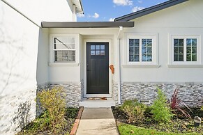 Cozy Home With Hot Tub Family-friendly Yard 5 Bedroom Home