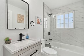 Cozy Home With Hot Tub Family-friendly Yard 5 Bedroom Home