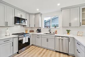 Cozy Home With Hot Tub Family-friendly Yard 5 Bedroom Home