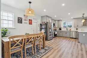 Cozy Home With Hot Tub Family-friendly Yard 5 Bedroom Home