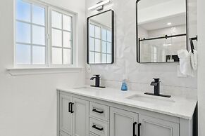 Cozy Home With Hot Tub Family-friendly Yard 5 Bedroom Home