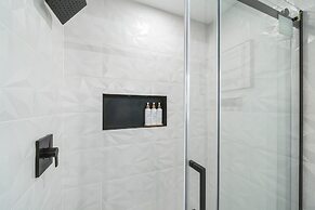 Cozy Home With Hot Tub Family-friendly Yard 5 Bedroom Home