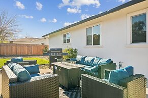 Cozy Home With Hot Tub Family-friendly Yard 5 Bedroom Home