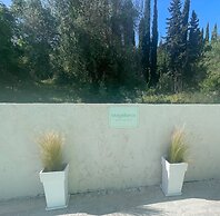 Magellanos Mint House- Kinopiastes