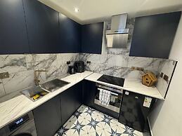Gloucester - Apartment - Sleeps 2 - Parking - 97ws
