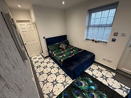 Gloucester - Apartment - Sleeps 2 - Parking - 97ws