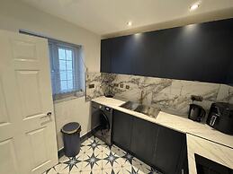 Gloucester - Apartment - Sleeps 2 - Parking - 97ws