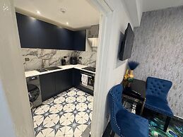 Gloucester - Apartment - Sleeps 2 - Parking - 97ws