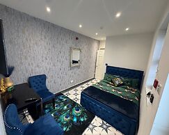 Gloucester - Apartment - Sleeps 2 - Parking - 97ws