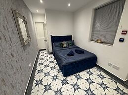 Gloucester - Apartment - Sleeps 2 - Parking - 97ws