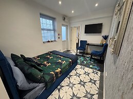 Gloucester - Apartment - Sleeps 2 - Parking - 97ws