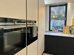 Breathtaking 4 Bedroom Townhouse In Central Murrayfield Location, Free