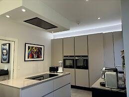 Breathtaking 4 Bedroom Townhouse In Central Murrayfield Location, Free