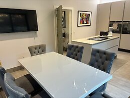 Breathtaking 4 Bedroom Townhouse In Central Murrayfield Location, Free