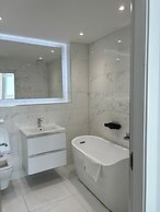 Breathtaking 4 Bedroom Townhouse In Central Murrayfield Location, Free